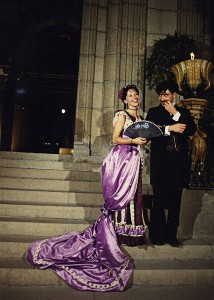 Le Bal du Maharaja:couple escalier grands thermes