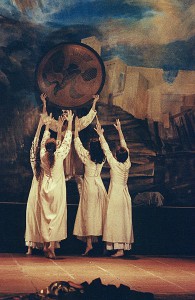 Les Troyennes:Femmes portent bouclier